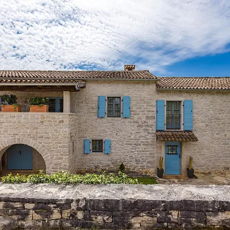 Castela Feriehus Vela Traba